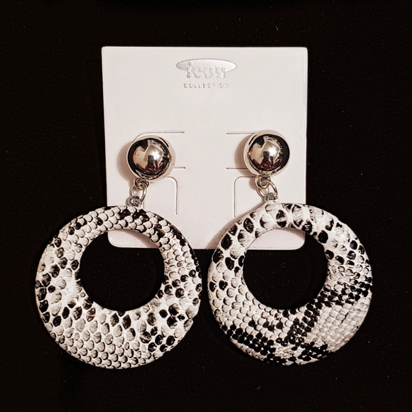 Silvertone & White Snakeskin Disk Cut-Out Earrings - Picture 1 of 1